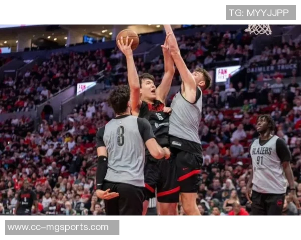 杨瀚森全力争抢后场篮板险被队友截胡展现拼搏精神